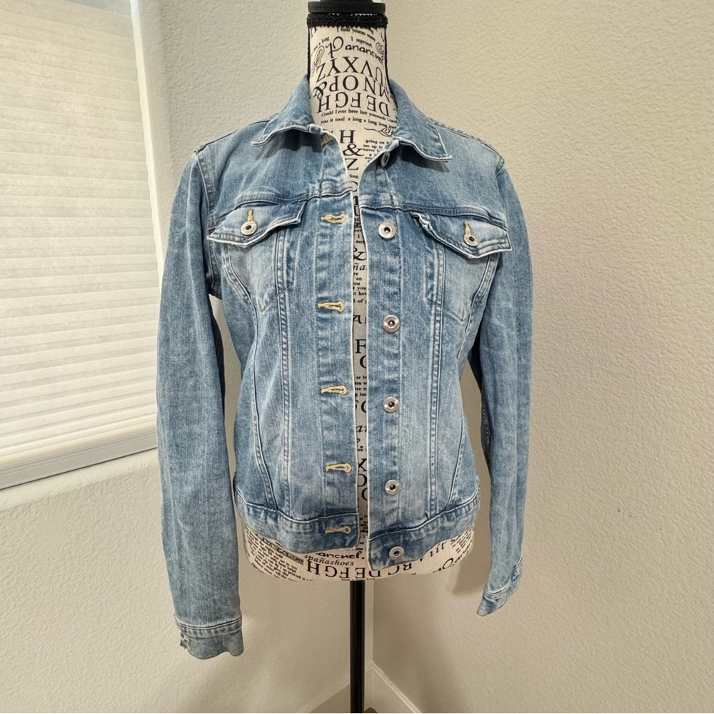 3/$20 H&M L.O.G.G. Classic Light Wash Denim Jacket Women’s Size 8 - Picture 4 of 14